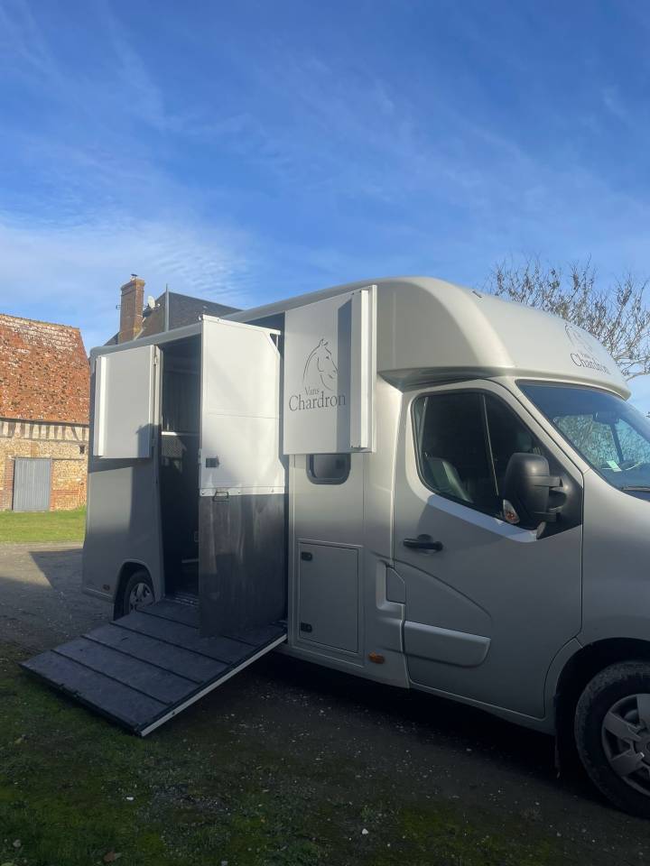 Kleine paardenvrachtwagen (B rijbewijs) Chardron Stalle 2023 Tweedehands