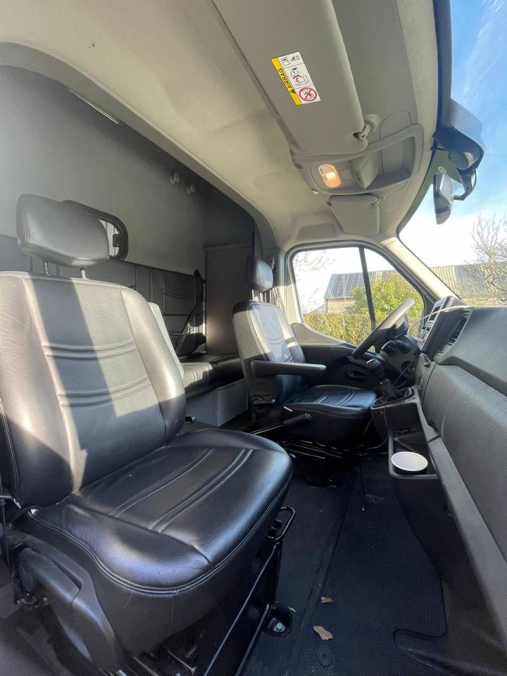 Kleine paardenvrachtwagen (B rijbewijs) Chardron Stalle 2023 Tweedehands