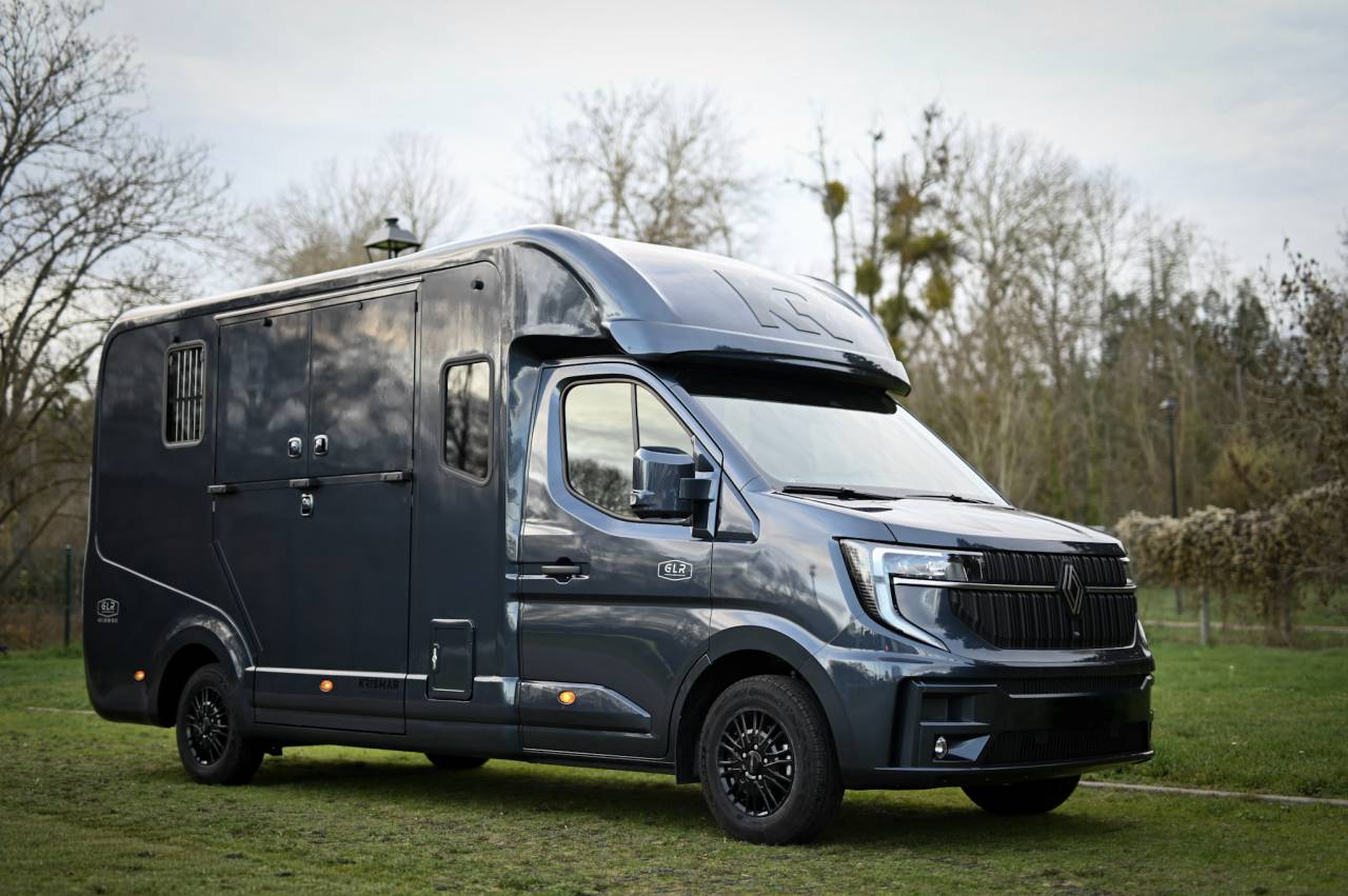 Kleine paardenvrachtwagen (B rijbewijs) Krismar Renault Master 2025 Nieuw