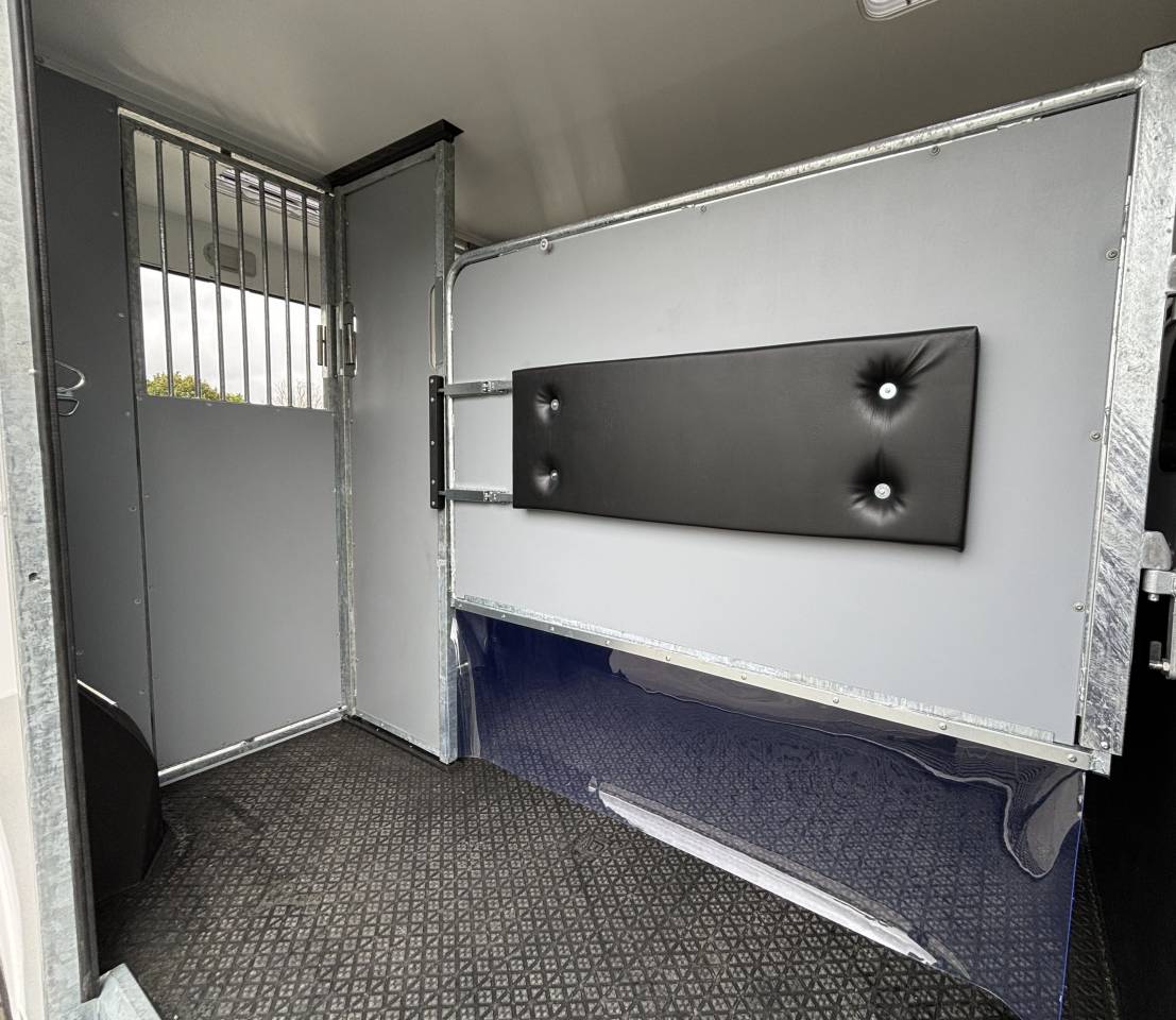 Kleine paardenvrachtwagen (B rijbewijs) AP Petit Interstar 2 places stalle  2025 Nieuw