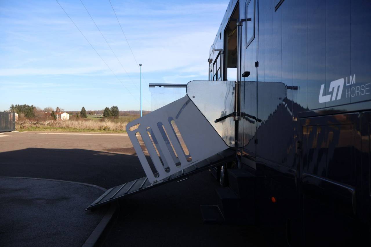 Zware paardenvrachtwagen (groot rijbewijs) STX STX 6 CHEVAUX MEGA POP OUT 2011 Tweedehands