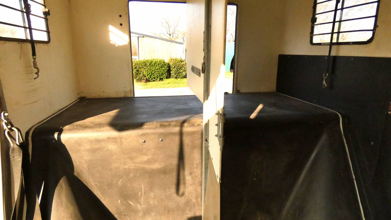 Kleine paardenvrachtwagen (B rijbewijs) Fautras opel movano 3500 2008 Tweedehands