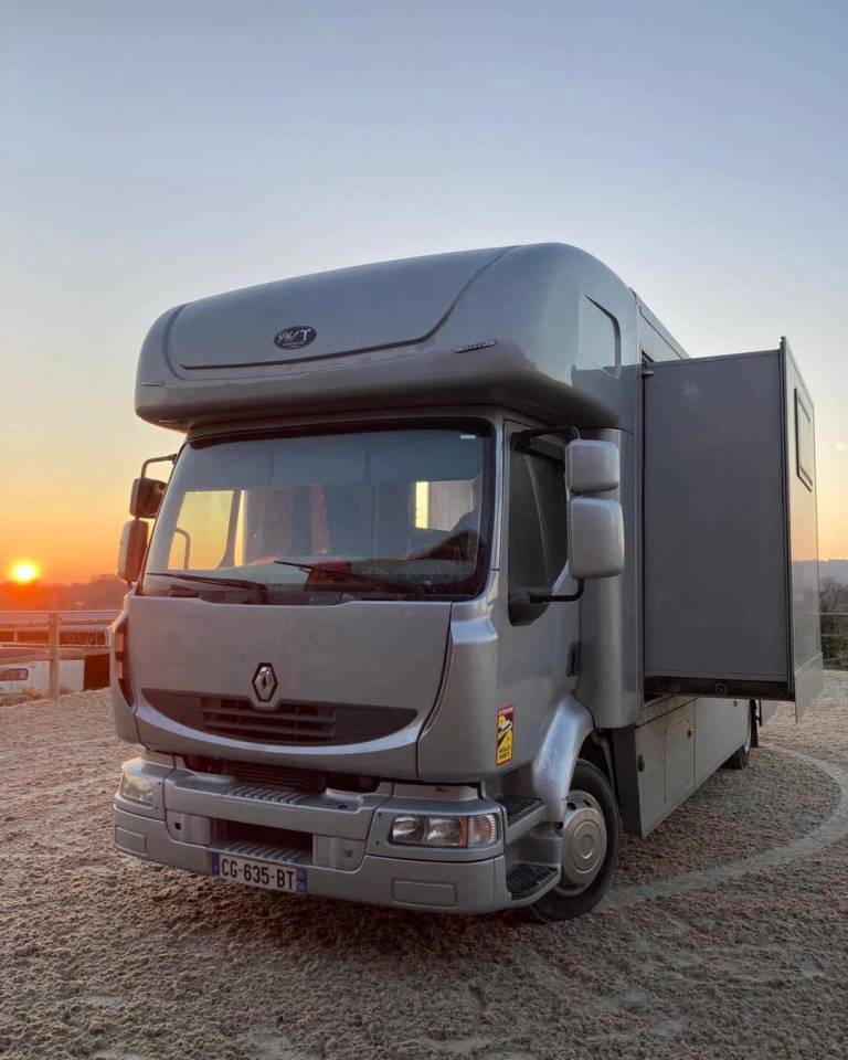 Zware paardenvrachtwagen (groot rijbewijs) Renault MEDIUM 2006 Tweedehands