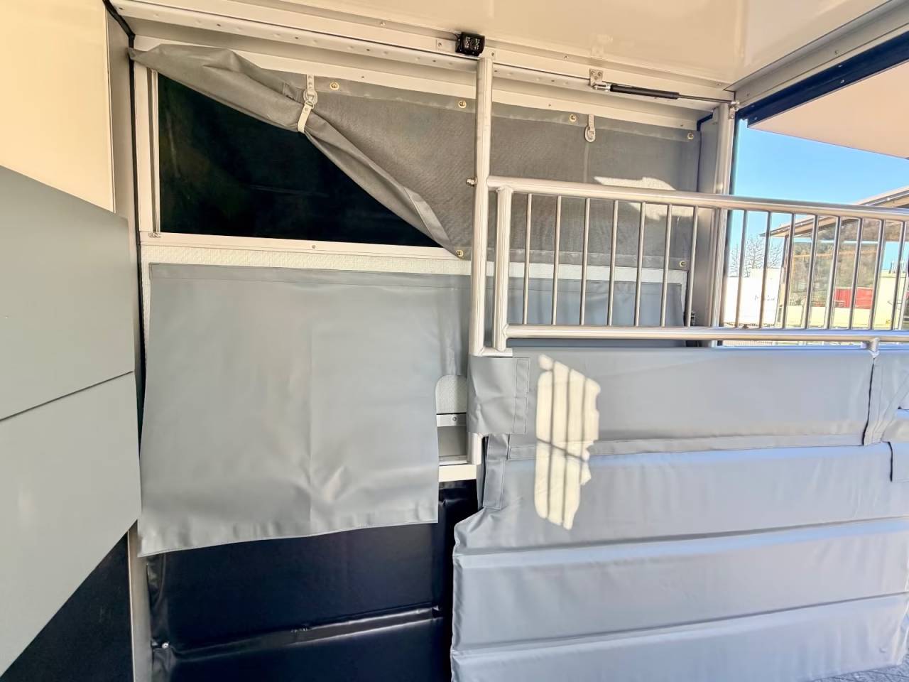 Kleine paardenvrachtwagen (B rijbewijs) Renault RENAULT 0 Nieuw