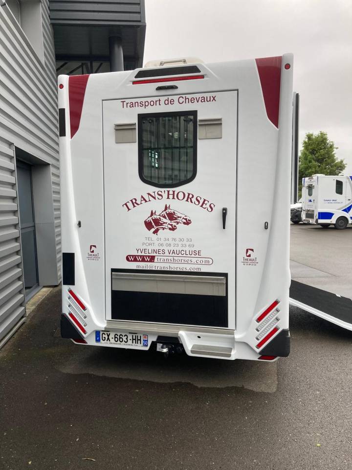 Kleine paardenvrachtwagen (B rijbewijs) Renault CAMION THEAULT 2024 Tweedehands