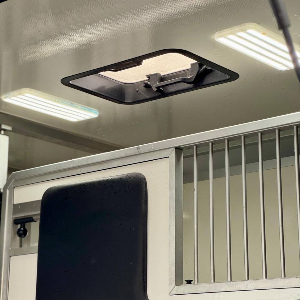 Kleine paardenvrachtwagen (B rijbewijs) AKX 3p 2025 Tweedehands