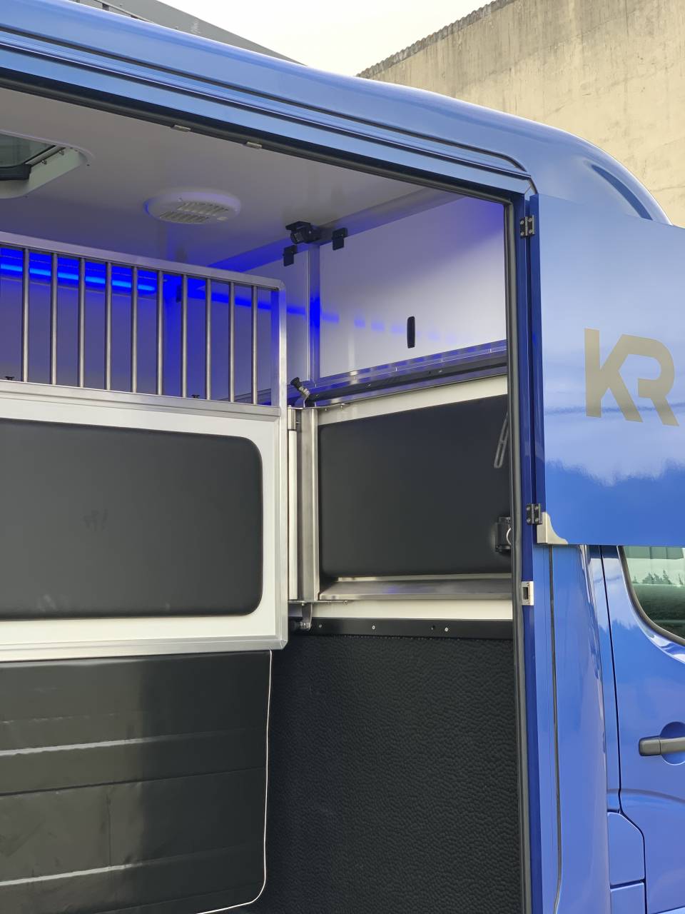 Kleine paardenvrachtwagen (B rijbewijs) Krismar 3pstallion 2021 Tweedehands