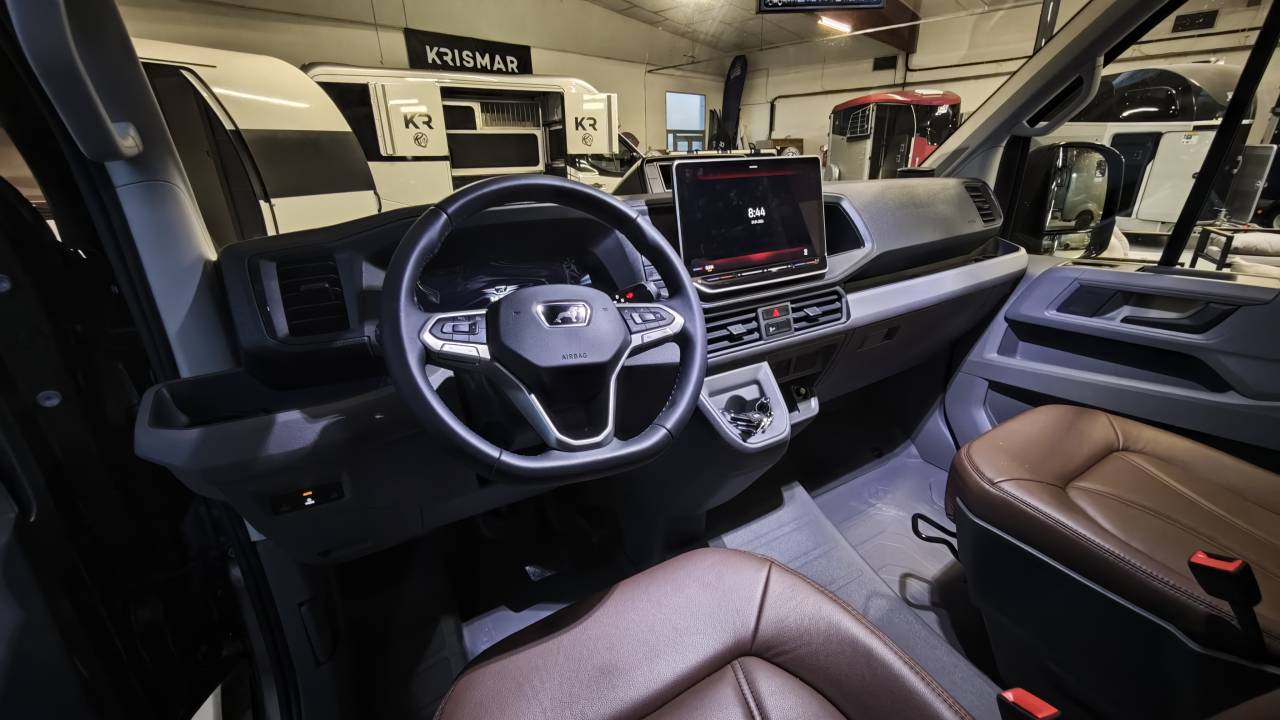 Kleine paardenvrachtwagen (B rijbewijs) Krismar 5p stalles 2026 Nieuw