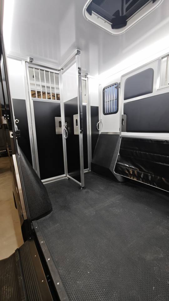 Kleine paardenvrachtwagen (B rijbewijs) Krismar 5p stalles 2026 Nieuw