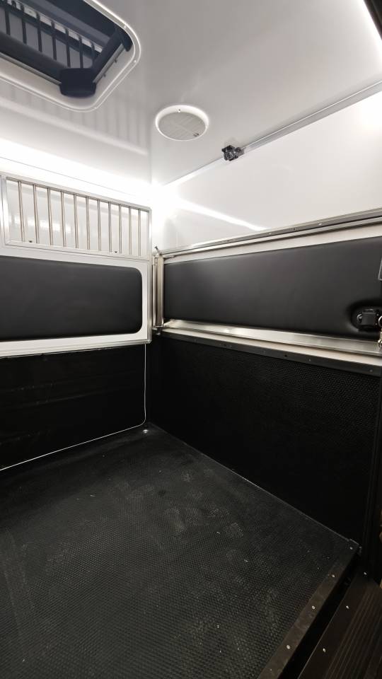 Kleine paardenvrachtwagen (B rijbewijs) Krismar 5p stalles 2026 Nieuw