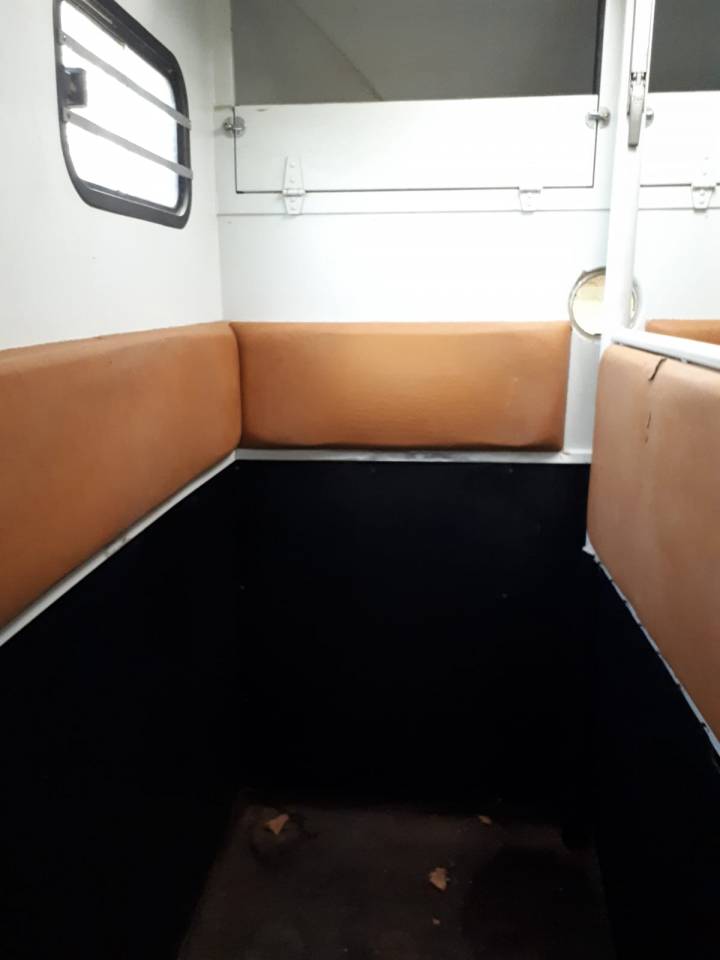Kleine paardenvrachtwagen (B rijbewijs) Renault Master 2000 Tweedehands