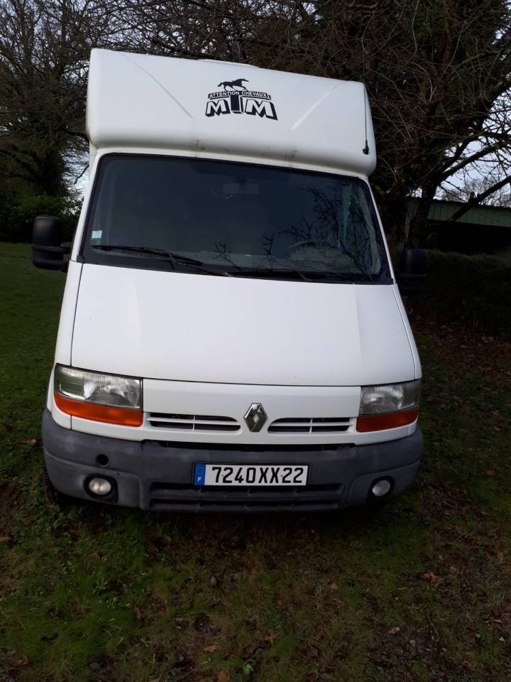 Kleine paardenvrachtwagen (B rijbewijs) Renault Master 2000 Tweedehands