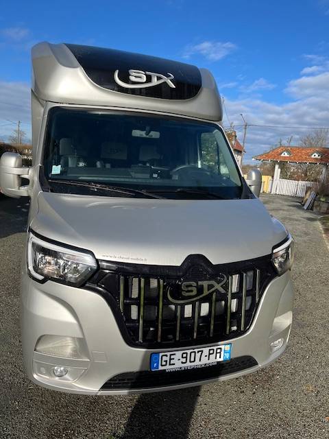 Kleine paardenvrachtwagen (B rijbewijs) STX Master 2022 2022 Tweedehands