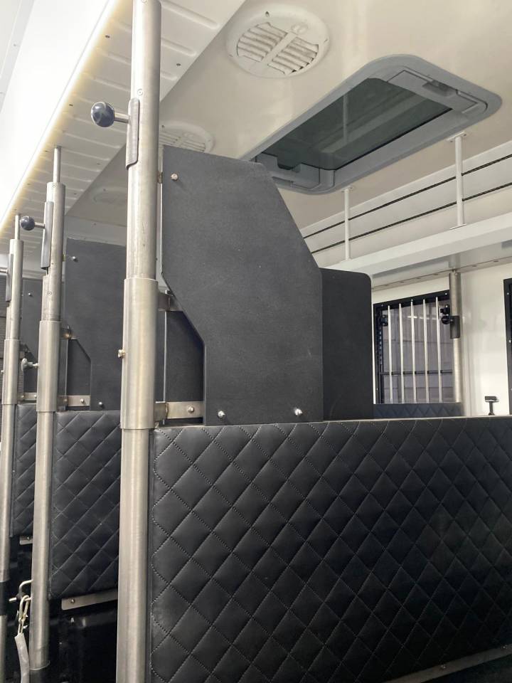 Paardenvrachtwagen 4 paarden, mobilehome met pop out!!!