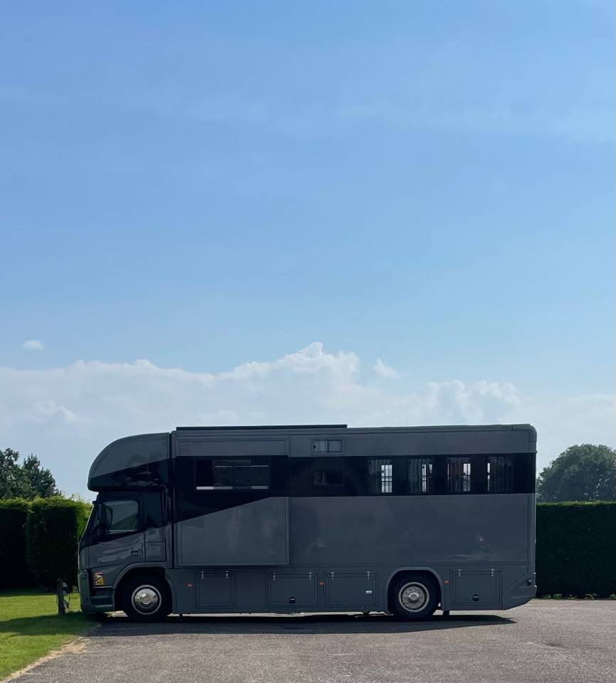 Paardenvrachtwagen 4 paarden, mobilehome met pop out!!!