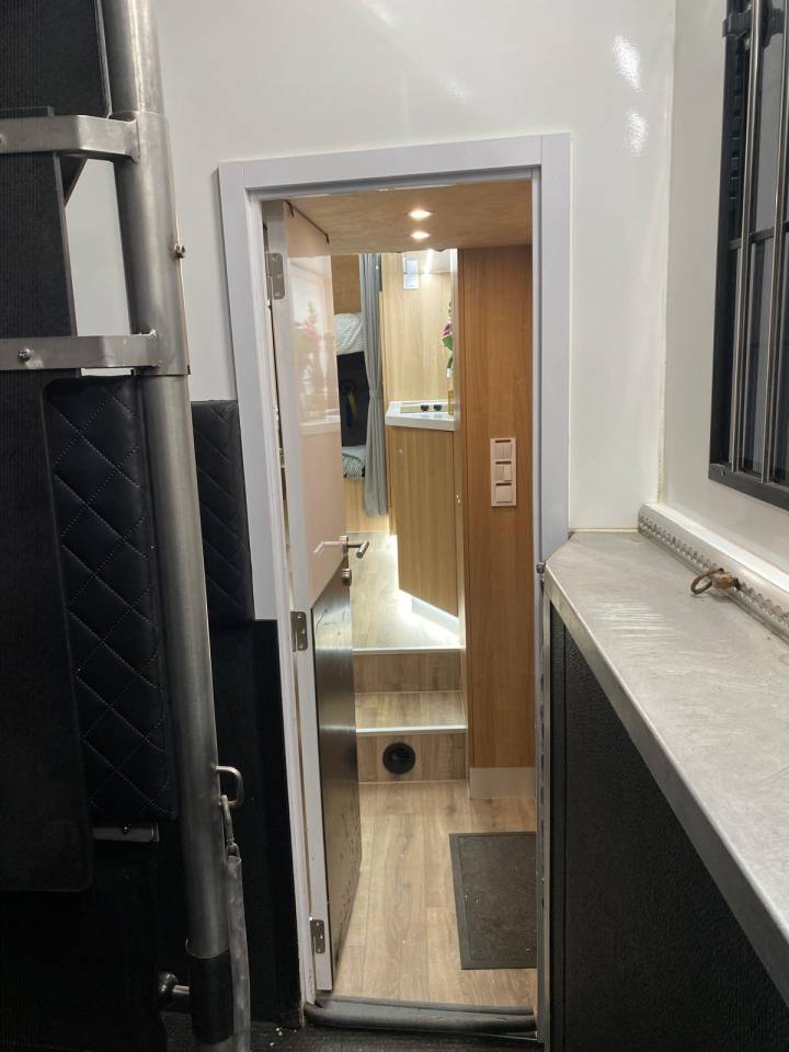 Paardenvrachtwagen 4 paarden, mobilehome met pop out!!!