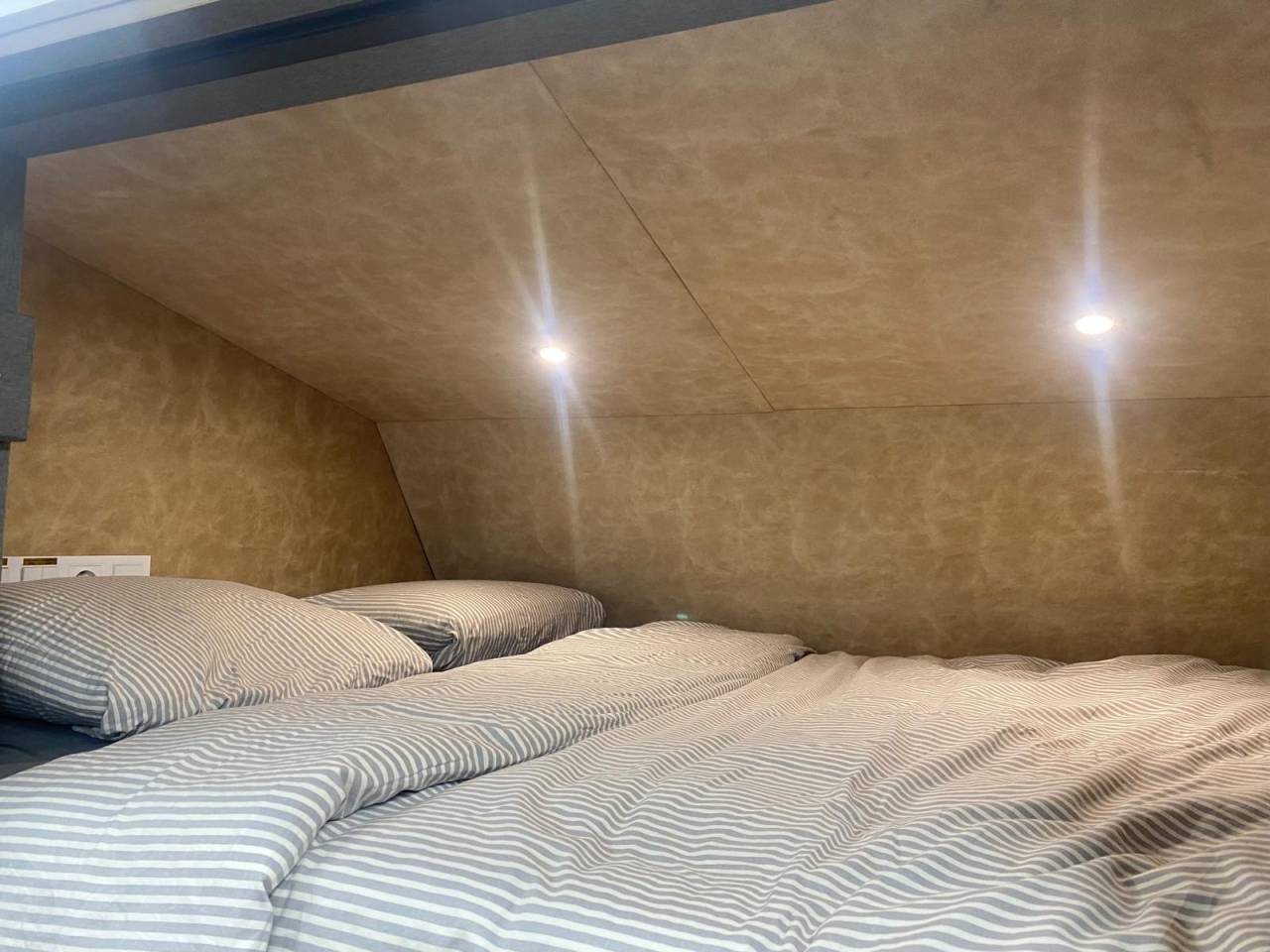 Paardenvrachtwagen 4 paarden, mobilehome met pop out!!!