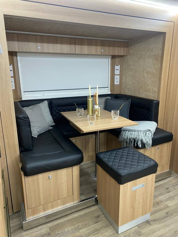 Paardenvrachtwagen 4 paarden, mobilehome met pop out!!!