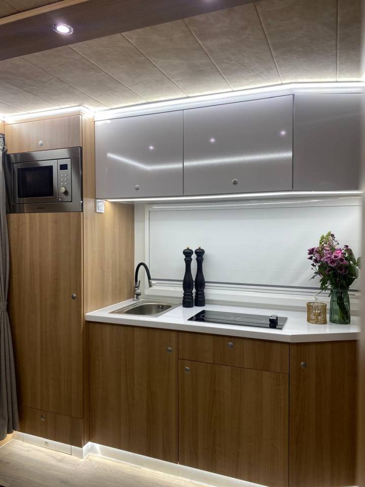 Paardenvrachtwagen 4 paarden, mobilehome met pop out!!!