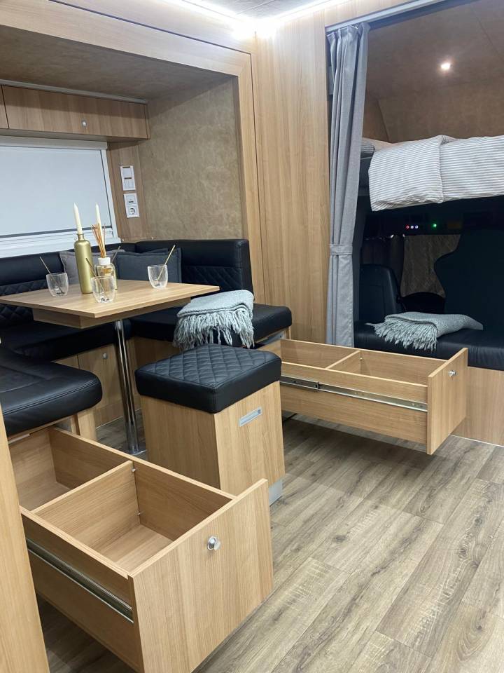 Paardenvrachtwagen 4 paarden, mobilehome met pop out!!!