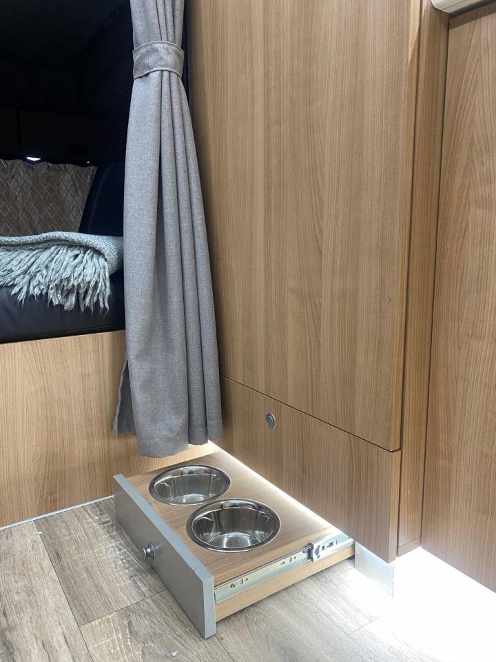 Paardenvrachtwagen 4 paarden, mobilehome met pop out!!!