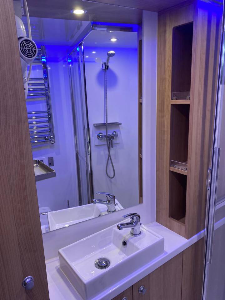 Paardenvrachtwagen 4 paarden, mobilehome met pop out!!!