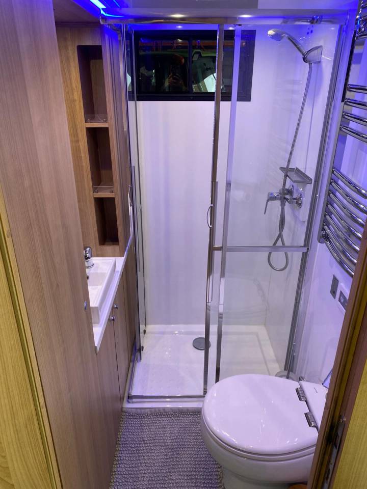 Paardenvrachtwagen 4 paarden, mobilehome met pop out!!!