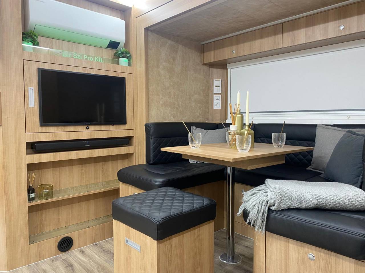 Paardenvrachtwagen 4 paarden, mobilehome met pop out!!!