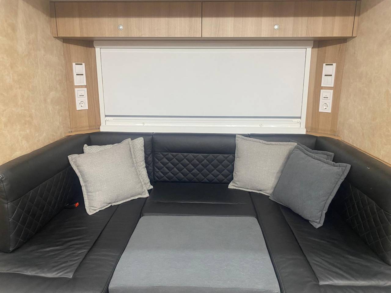 Paardenvrachtwagen 4 paarden, mobilehome met pop out!!!