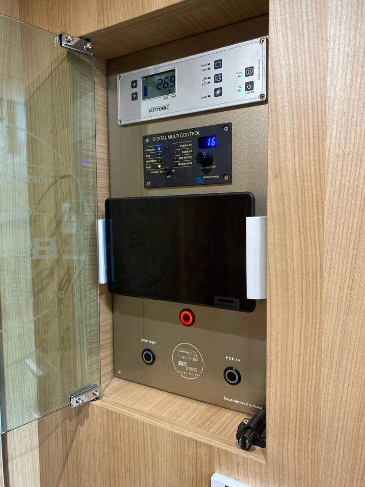 Paardenvrachtwagen 4 paarden, mobilehome met pop out!!!