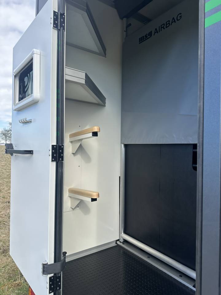 Kleine paardenvrachtwagen (B rijbewijs) Iveco IVECO 0 Nieuw