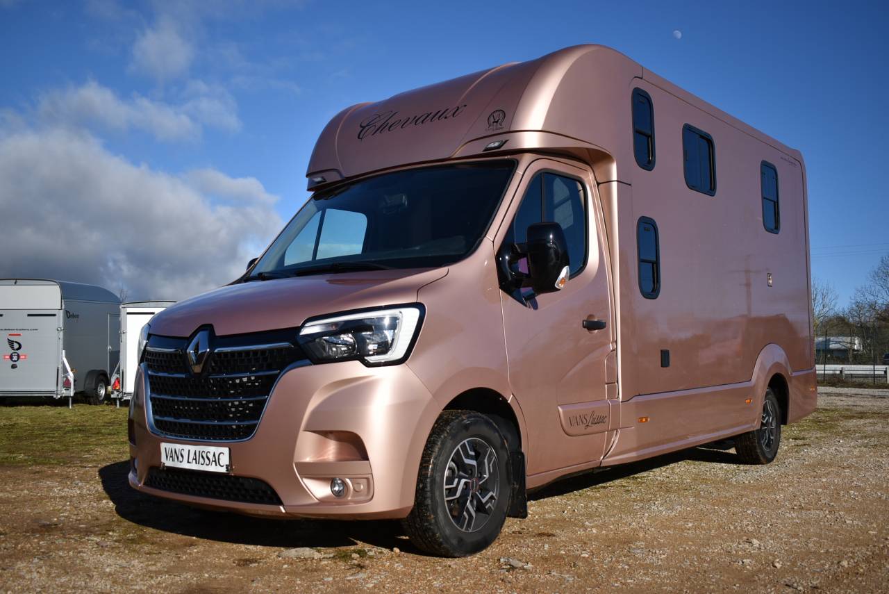 Kleine paardenvrachtwagen (B rijbewijs) Laissac bedrijfsauto's Master 2021 Tweedehands