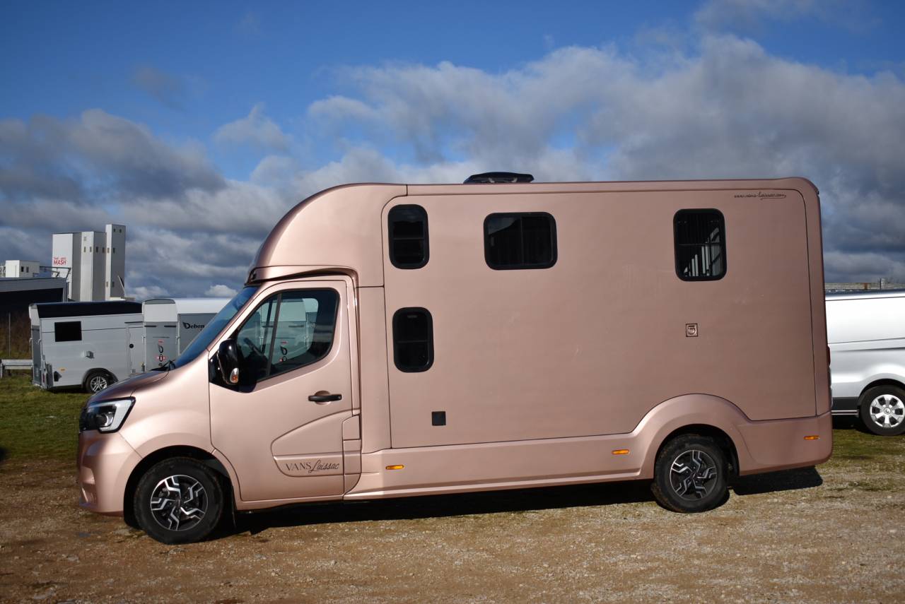 Kleine paardenvrachtwagen (B rijbewijs) Laissac bedrijfsauto's Master 2021 Tweedehands