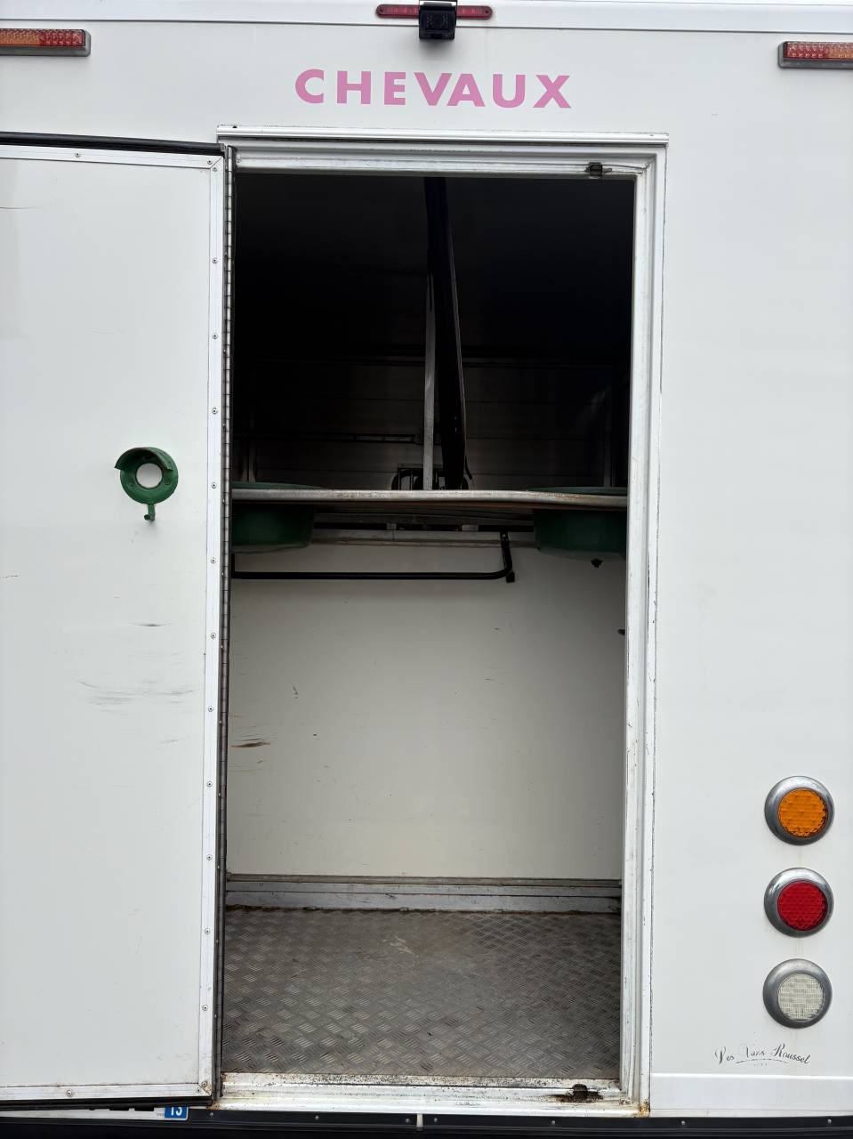 Kleine paardenvrachtwagen (B rijbewijs) Les Vans Roussel  2008 Tweedehands