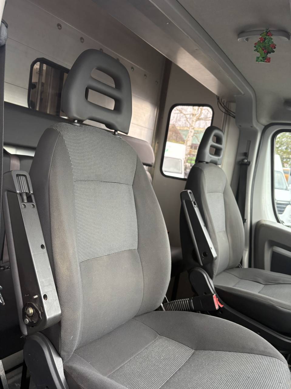 Kleine paardenvrachtwagen (B rijbewijs) Les Vans Roussel  2008 Tweedehands