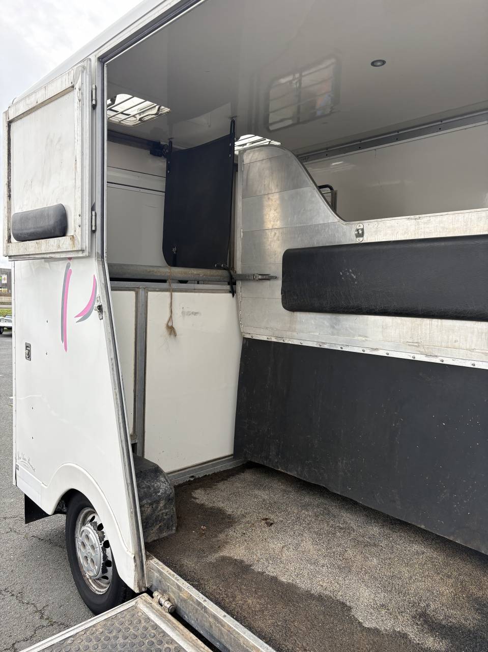 Kleine paardenvrachtwagen (B rijbewijs) Les Vans Roussel  2008 Tweedehands