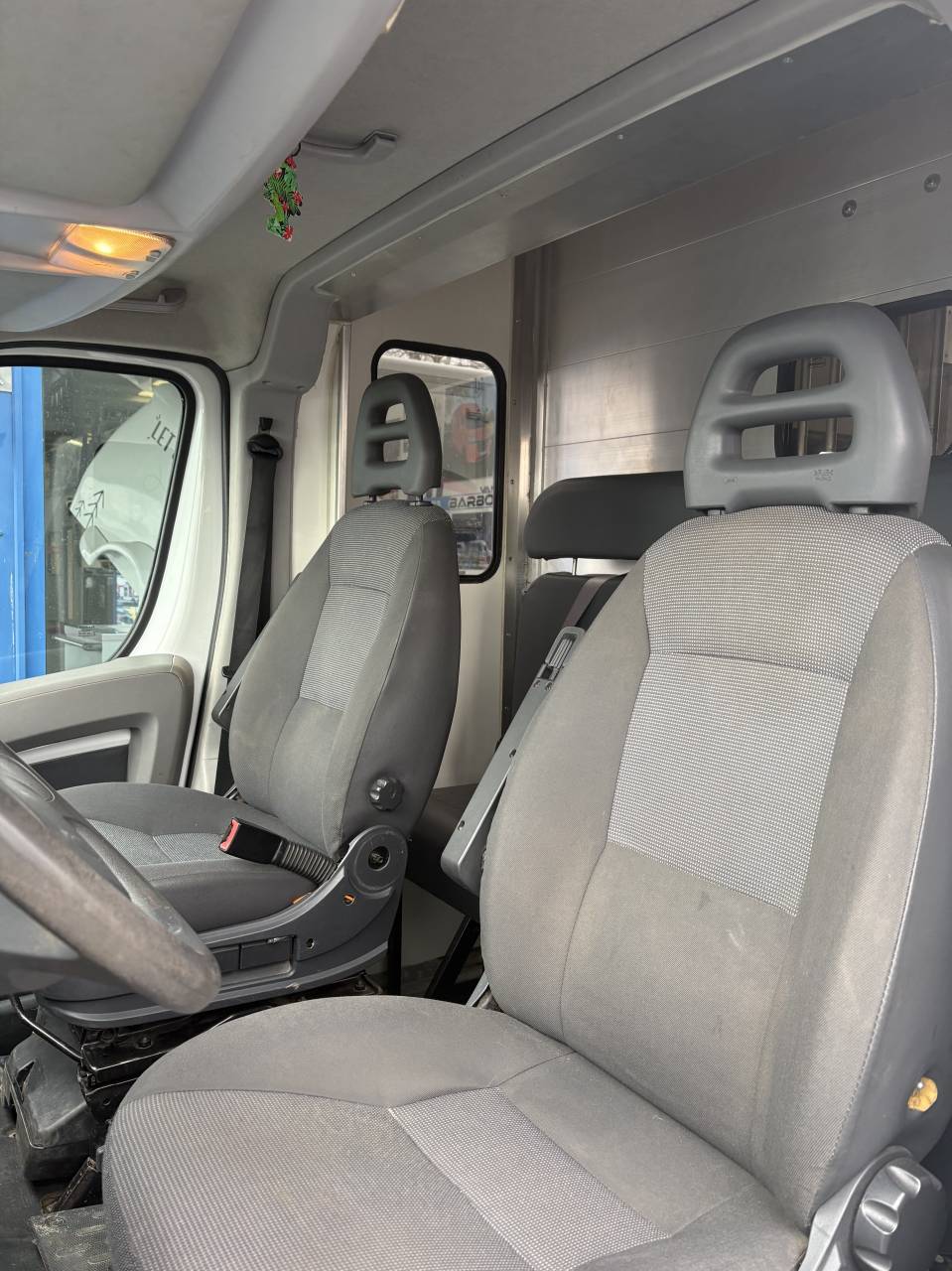 Kleine paardenvrachtwagen (B rijbewijs) Les Vans Roussel  2008 Tweedehands