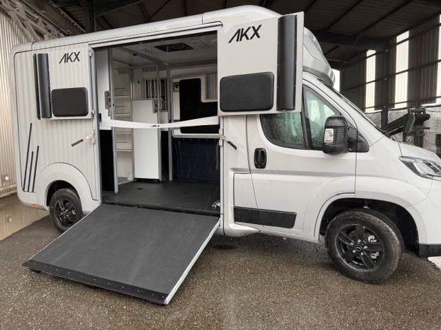 Kleine paardenvrachtwagen (B rijbewijs) AKX Opel Movano 2026 Nieuw