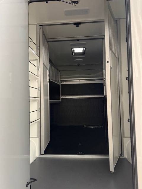 Kleine paardenvrachtwagen (B rijbewijs) AKX Opel Movano 2026 Nieuw