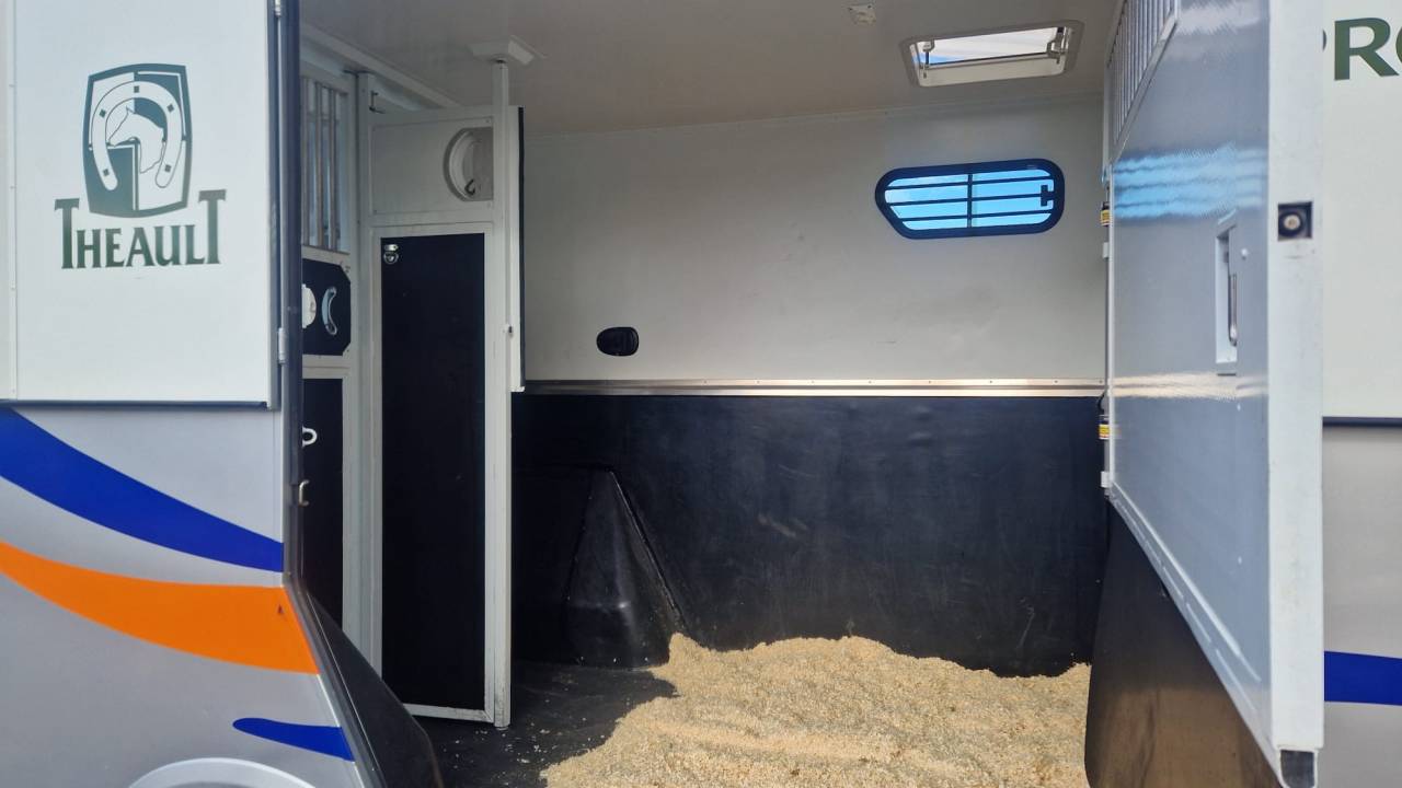 Kleine paardenvrachtwagen (B rijbewijs) Theault peugeot  master 2013 Tweedehands