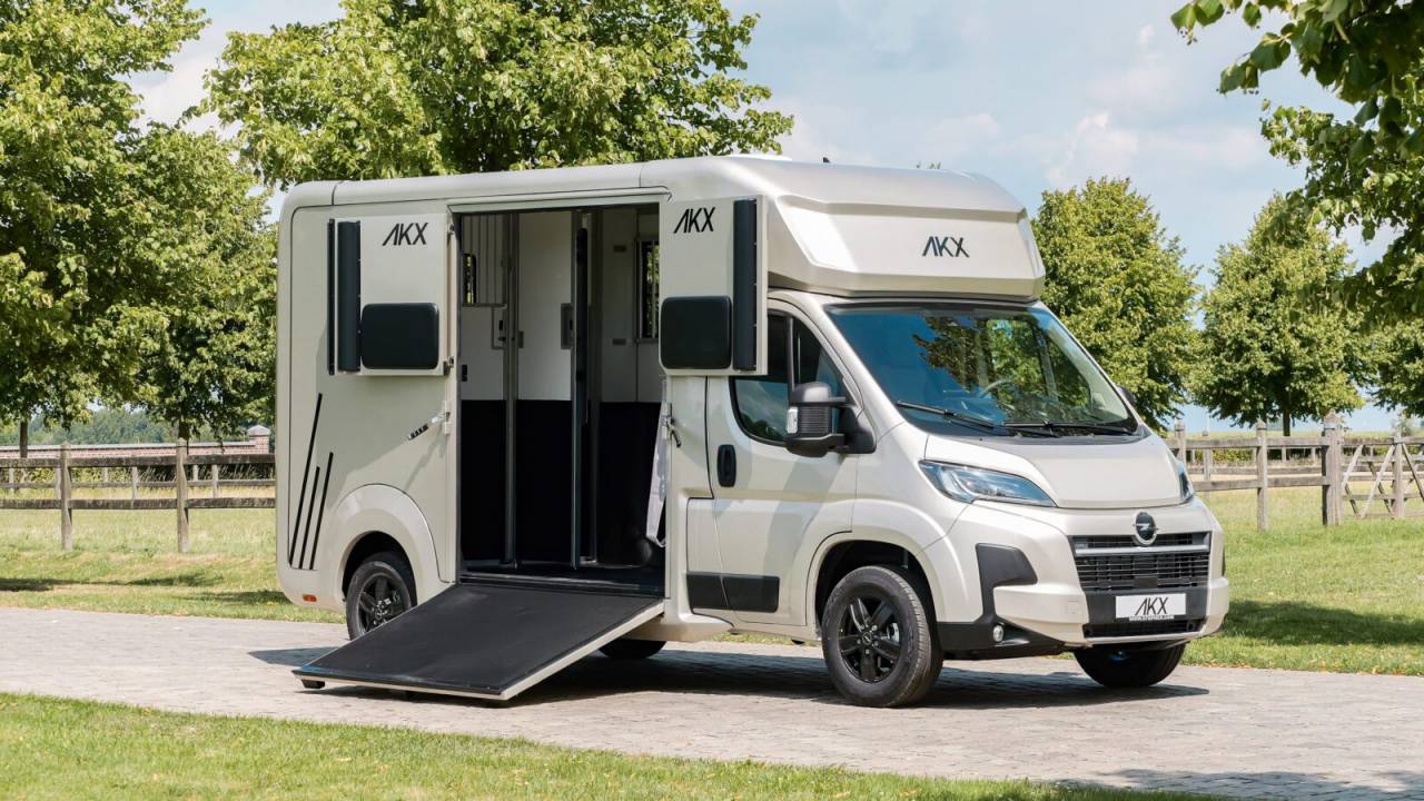 Kleine paardenvrachtwagen (B rijbewijs) AKX Akx stallion 2026 Nieuw