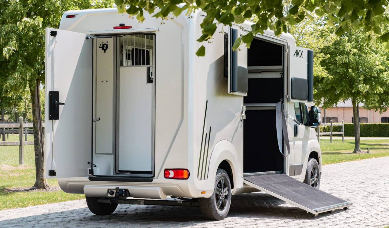 Kleine paardenvrachtwagen (B rijbewijs) AKX Akx stallion 2026 Nieuw