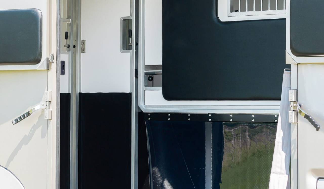 Kleine paardenvrachtwagen (B rijbewijs) AKX Akx stallion 2026 Nieuw