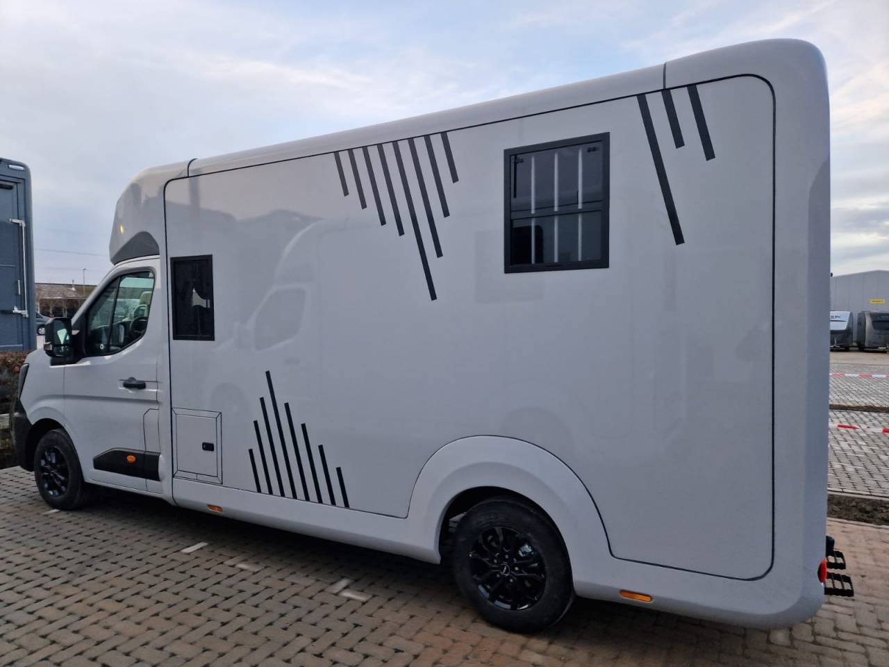 Kleine paardenvrachtwagen (B rijbewijs) AKX Akx stallion 2026 Nieuw