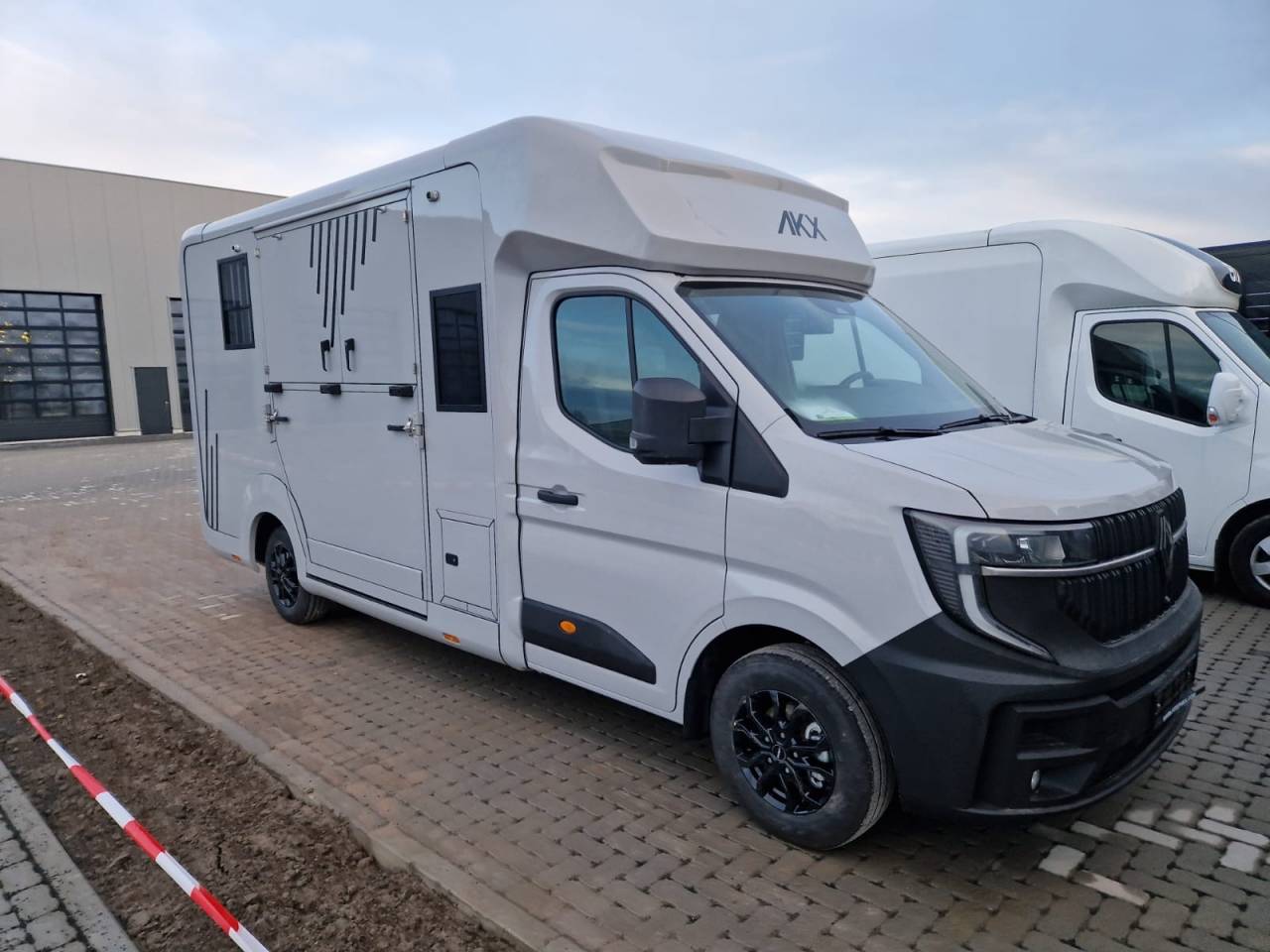 Kleine paardenvrachtwagen (B rijbewijs) AKX Akx stallion 2026 Nieuw