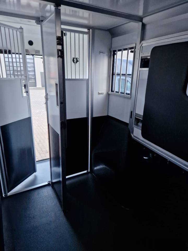 Kleine paardenvrachtwagen (B rijbewijs) AKX Akx stallion 2026 Nieuw