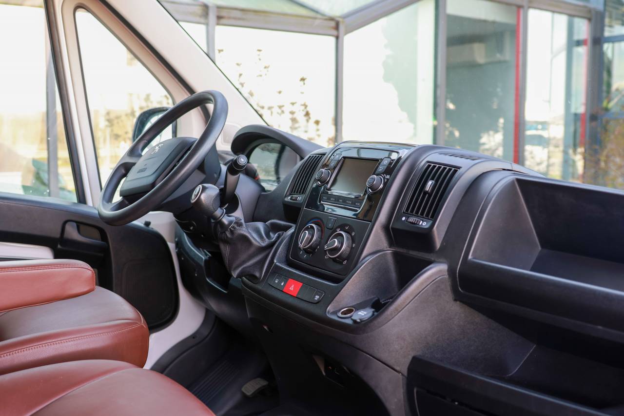 Kleine paardenvrachtwagen (B rijbewijs) Peugeot BOXER 2021 Tweedehands