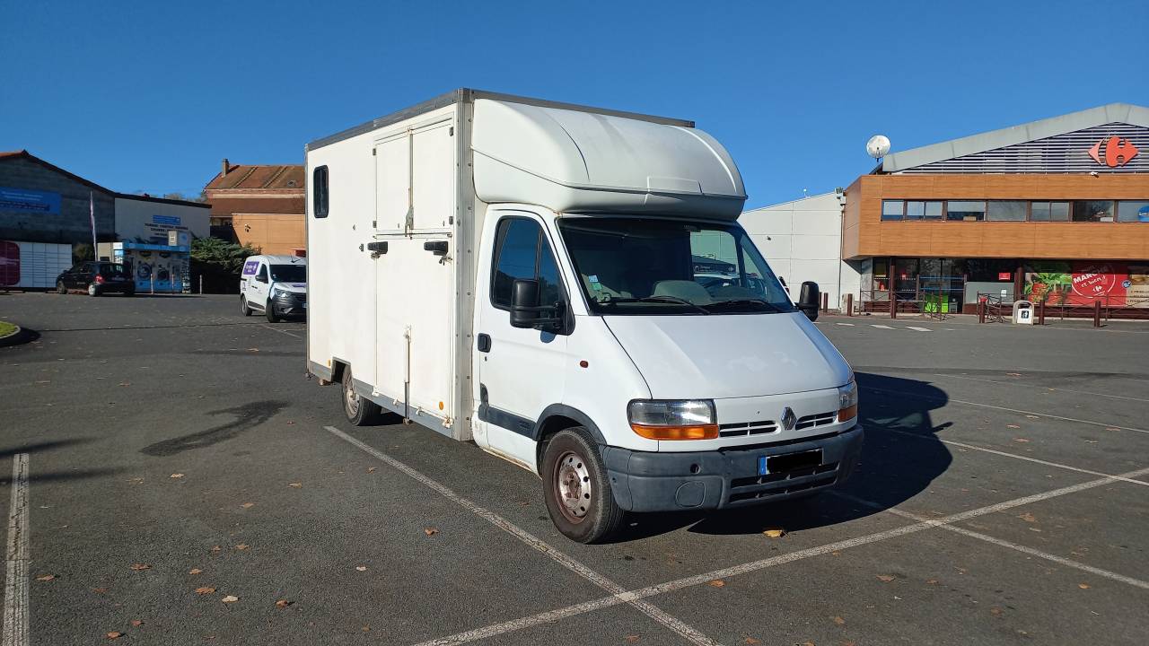 Kleine paardenvrachtwagen (B rijbewijs) Renault master 2002 Tweedehands