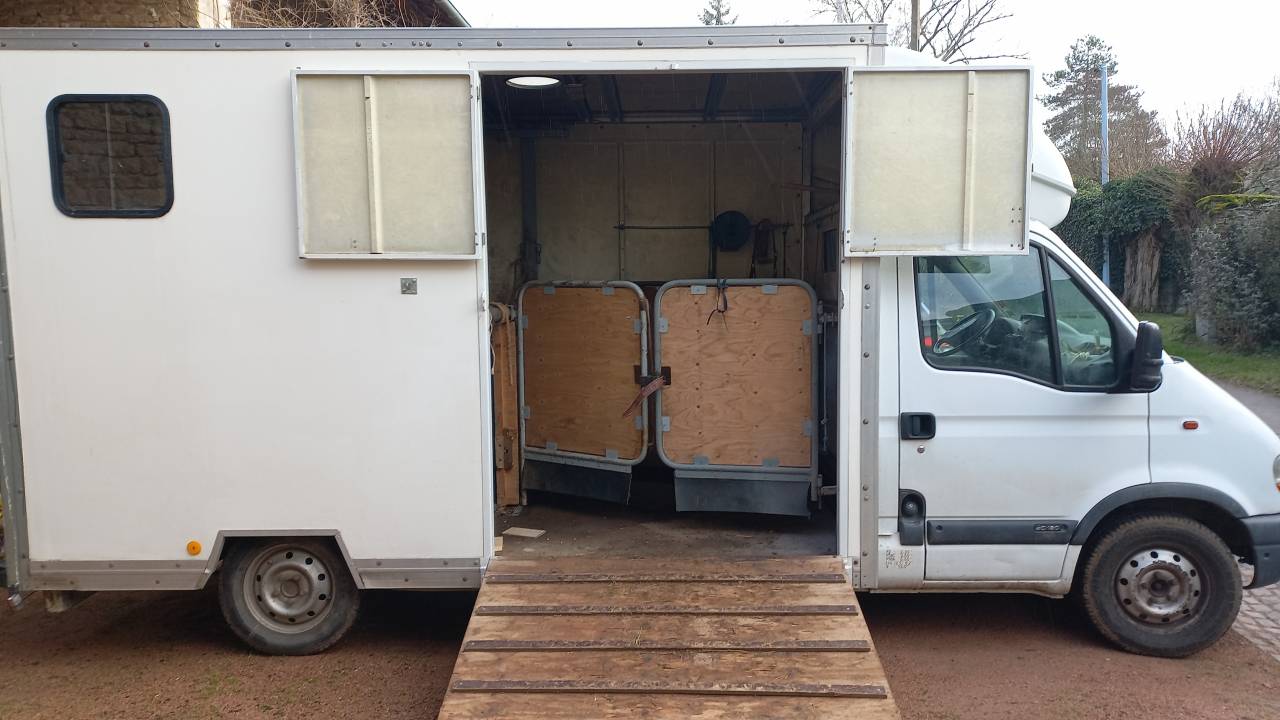 Kleine paardenvrachtwagen (B rijbewijs) Renault master 2002 Tweedehands