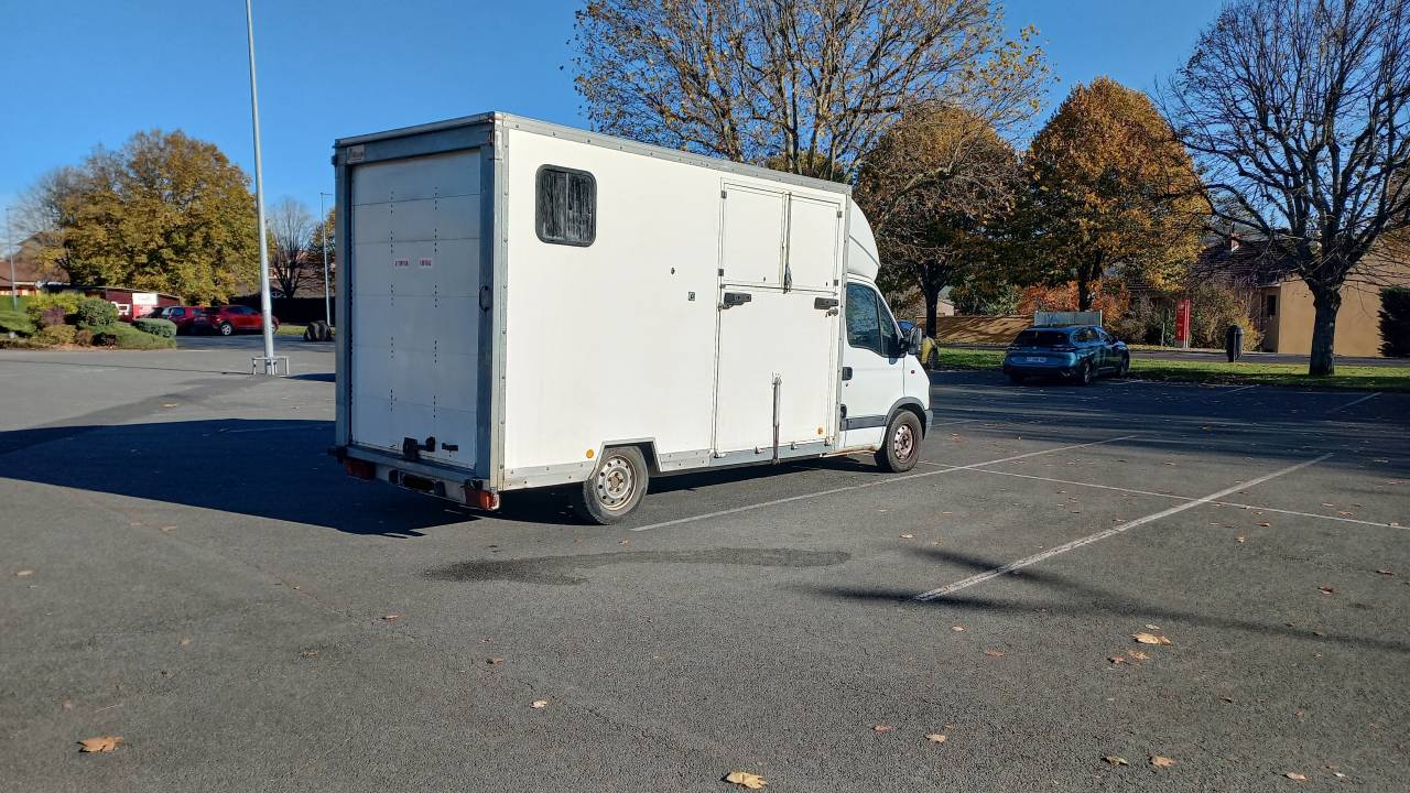 Kleine paardenvrachtwagen (B rijbewijs) Renault master 2002 Tweedehands